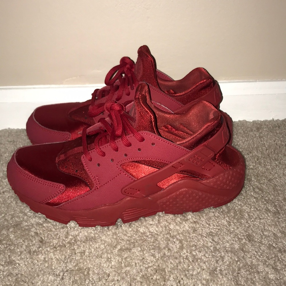 Varsity Red Huarache’s - WOMENS 8
